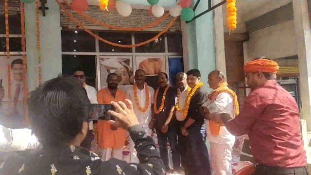 सहारा हॉस्पिटल के डायरेक्टर विनोद ने किया मुख्य अतिथि संजीव सिंह का माल्यार्पण बड़ी संख्या में क्षेत्रीय लोग रहे मौजूद,