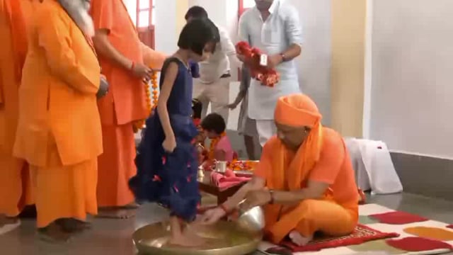 गोरखपुर.
सीएम योगी आदित्यनाथ मातृ शक्ति के प्रति श्रद्धा व सम्मान के प्रतीक के रूप में कन्या पूजन का अनुष्ठान कर रहे हैं।
इस दौरान परंपरा के अनुसार बटुक पूजन भी किया जाएगा।