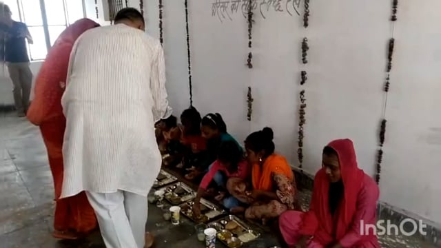 मथुरा की सुरीर कोतवाली में नवदुर्गा के मौके पर 21 कन्याओं को भोजन प्रसादी ग्रहण कराई गई