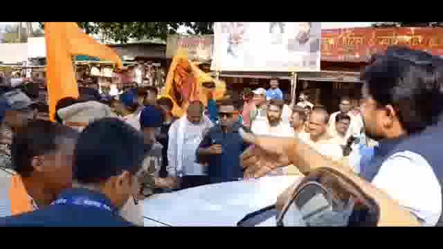 सकल मराठा समाजाने वाढवना पाटी येथे मंत्री संजय बनसोडे यांचा ताफा परतवून लावला,मराठा समाजाची घोषणाबाजी