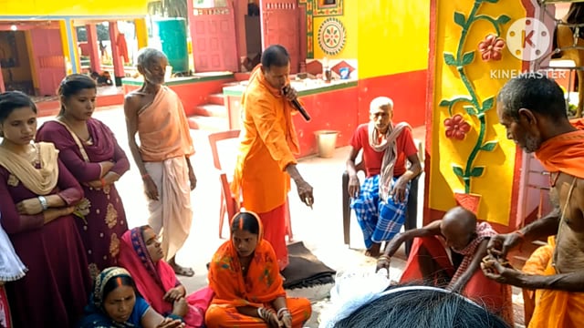 नवरात्रि पूजन में स्थापित कलश को पूजन हवन करने के बाद आरती मंगल कर किया गया विसर्जन