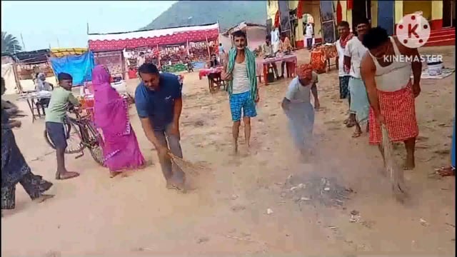 सफाई के प्रति लोगों को जागरूक करने हेतु वैष्णवी दुर्गापूजा समिति फुलीडूमर के सदस्यों ने चलाया सफाई अभियान