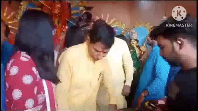 बिहार सरकार के मंत्री ने परिवारवालों के साथ पूजा अर्चना कर आमलोगों से मिलकर दुर्गा पूजा की शुभकामनाएं दी