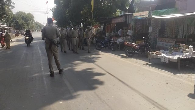 सीओ सदर अमरनाथ गुप्ता व थाना प्रभारी संजय पांडेय की अगुवाई में बाघराय थाना क्षेत्र के बिहार बाजार में हो रहा फ्लैग मार्च