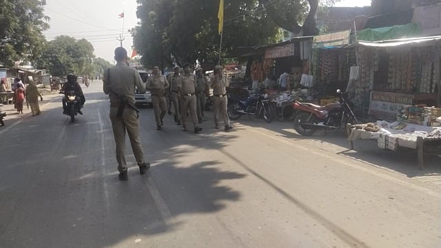 सीओ सदर अमरनाथ गुप्ता व थाना प्रभारी संजय पांडेय की अगुवाई में बाघराय थाना क्षेत्र के बिहार बाजार में हो रहा फ्लैग मार्च