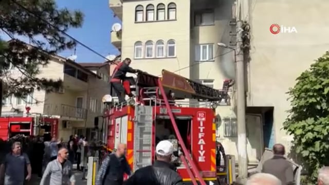 3 katlı binanın ikinci katında çıkan yangın panik oluşturdu