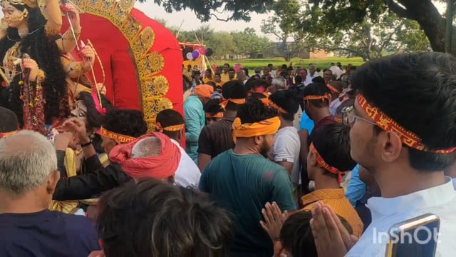 शांति पूर्ण से हुआ माता दुर्गा का विसर्जन,श्रद्धालु घोड़े के रेस में कंधे पर उठाया