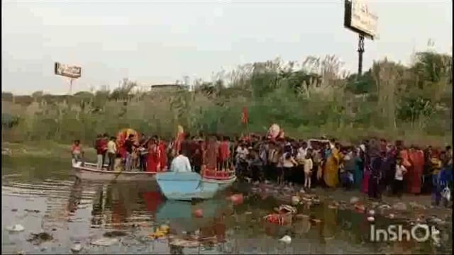 फरह क्षेत्र गांव कुरकंदा माता रानी की प्रतिमा को विसर्जन किया गया गोकुल बैराज मथुरा