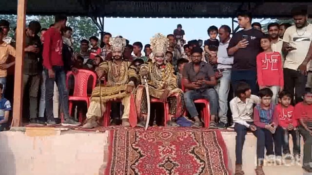 माट कस्बा में वैरू बाबा मन्दिर मैदान में विजयदशमी पर्व पर  बुराई रूपी रावण का पुतला दहन किया गया