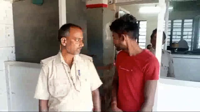 मालदेवचक घाट से अमरपुर पुलिस ने बालू लदा एक ट्रैक्टर सहित चालक को खदेड़ कर किया गिरफ्तार