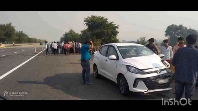 यमुना एक्सप्रेसवे की माइलस्टोन 80 पर कार भिडी एयर फोर्स वारंट ऑफिसर की पत्नी की हुई मौत