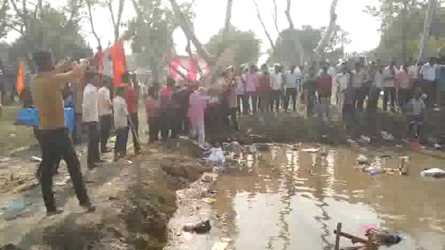 अम्बेडकर नगर जिले के आलापुर थाना क्षेत्र चहोडा घाट में मूर्ति विसर्जन को लेकर आलापुर के थानाध्यक्ष पंडित त्रिपाठी मयफोर्स सहित मुस्तैद रहे।
मूर्ति विसर्जन स्थल पर घेराबंदी किया गया है और 192 मूर्तियों का विसर्जन बडा़ गढ्ढा बनवाकर  किया गया है।