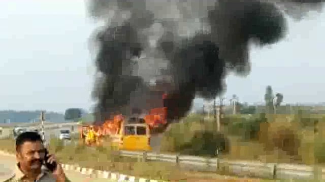 अंबेडकर नगर.
न्योरी चौराहा निकट बाबा बिहारी लाल विद्यालय की बस में अज्ञात करणो से लगी आग आनन फानन में बच्चों को बाहर निकला गया किसी के हताहत होने की खबर नहीं।