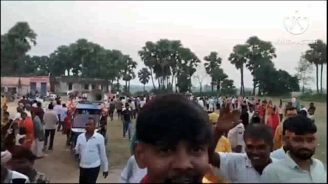 पूजा पंडालों में स्थापित मां दुर्गा की प्रतिमा को श्रद्धालुओं ने भीगी पलकों से विदाई देकर किया विसर्जन