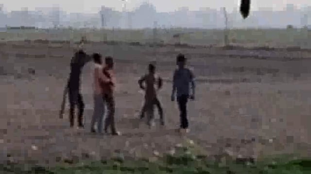 नौहझील के अड्डा बाघर्रा गांव में यमुना किनारे लाठी डंडों से मारपीट करते दबंगों का हुआ वीडियो वायरल