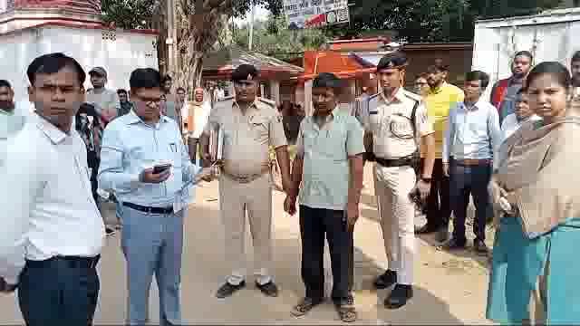 जिलाधिकारी के आदेश पर एसडीओ ने अवर निबंधन कार्यालय में की छापेमारी स्टांप भेंडरों  का जांच कर एक दलाल को लिया हिरासत में