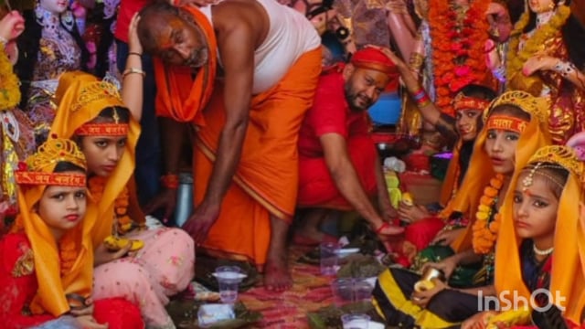 सूरापुर के पुरानी बाजार में 151 कन्याओं का पूजन अर्चन कर किया गया श्रृंगार