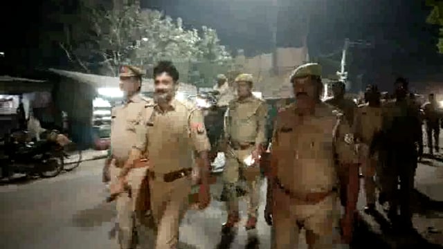 अम्बेडकर नगर जिले के जहांगीरगंज थाना क्षेत्र बाउली चौक में पैदल गस्त कर रहे हैं जहांगीरगंज के थानाध्यक्ष प्रदीप सिंह भारी फोर्स सहित।