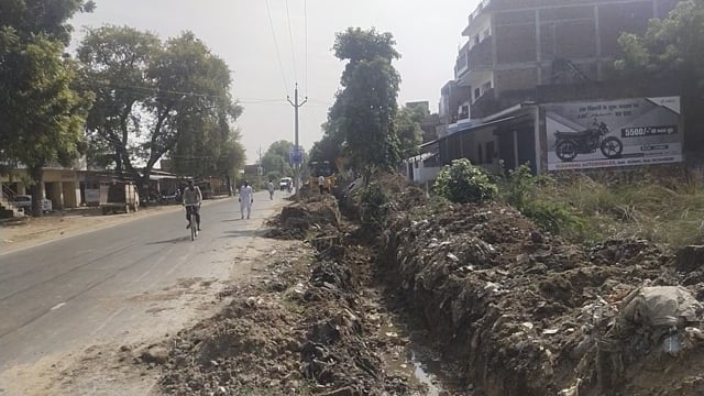 बिहार से कुंडा मार्ग पर जल भराव की समस्या से बाजार वासी थे परेशान राजा भैया ने शुरू कराया नाली निर्माणकार्य ,