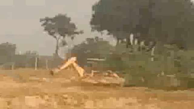 मनरेगा मजदूरों के पेट पर चल रही जेसीबी, नाराज मजदूरों ने वीडियो किया वायरल
ब्लाक रामपुर संग्रामगढ़ ग्राम वीरसिंहपुर