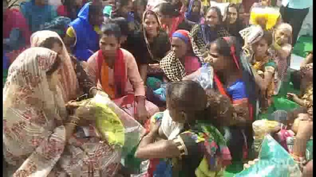 करवा चौथ की उपलक्ष में  दीनानाथ संस्था ने माताओ को बांटे वस्त्र