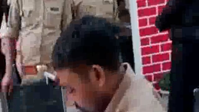 Kushinagar jila mein ek Mahila ko Daroga ne bhi jute Marne Ka video viral ho raha hai