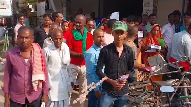 किसानों को निशुल्क बीज नहीं मिलने पर किसानों ने जमकर किया हंगामा, सरकार की योजनाओं का किसानों को नहीं मिल रहा लाभ