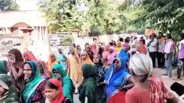 मथुरा छावनी से राया के मध्य रेलवे के बाउंड्री वालों को लेकर जिला अधिकारी को दिया ज्ञापन