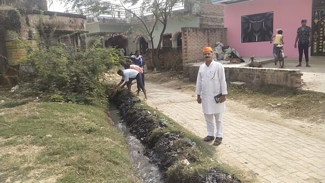  भाजपा मंडल अध्यक्ष बिहार महेश सिंह (फौजी) ने ब्लॉक के सफाई कर्मचारियों की अगुवाई में शुरू हुआ साफ सफाई का कार्य,