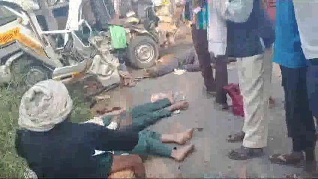 अत्यंत ह्रदय विदारक घटना
बदायूं के पास रोड के *गड्ढे* बचाने के चक्कर में स्कूल वैन से टकराई बस *17 बच्चों* की मौके पर ही *मौत*