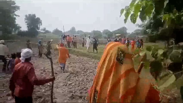 तुलसीपुर माझा में जमीनी विवाद को लेकर दो पक्षों में चले लाठी डंडे वीडियो आया सामने