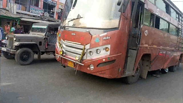 सूर्यगढ़ा -बस में तकनीकी खराबी आ जाने के कारण राष्ट्रीय राजमार्ग एनएच80 रहा जाम।