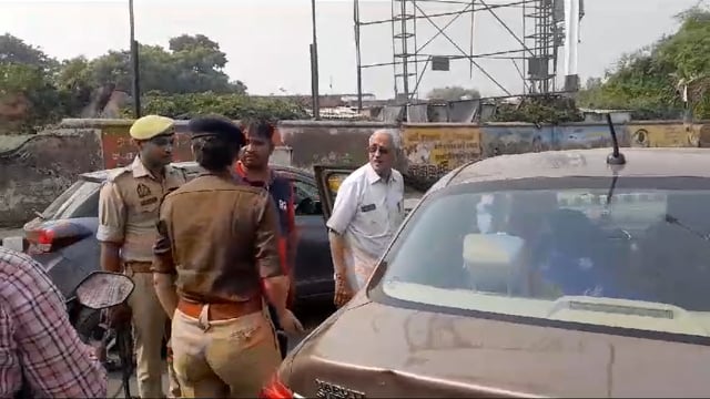 एक्टिवा और कर की टक्कर में एक महिला हुई घायल वहां से गुजरती हुई उपयुक्त कोतवाली सुश्री सुकन्या शर्मा जी ने की मदद और उसे