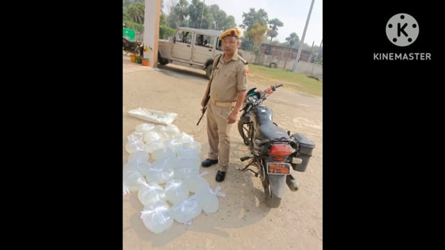 हीरोडीह पहाड़ी के समीप पुलिस ने 130 लीटर महुआ शराब के साथ एक बाइक व एक मोबाइल को किया जप्त