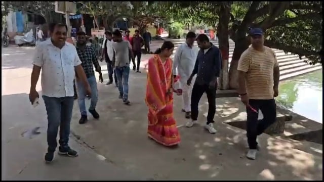 नगर पंचायत अध्यक्ष कोमल भारती ने वार्ड पार्षदों संग छठ घाट का लिया जायजा, छठ घाट पर अच्छी व्यवस्था करने का दिया निर्देश