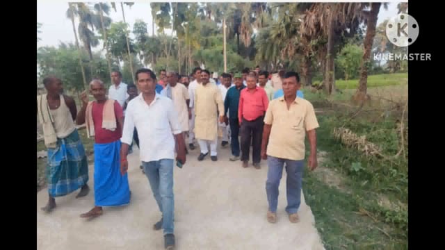 विधायक एवं प्रखंड प्रमुख ने फुलीडूमर प्रखंड के कई पीसीसी सड़क निर्माण का नारियल फोड़ कर किया उद्घाटन