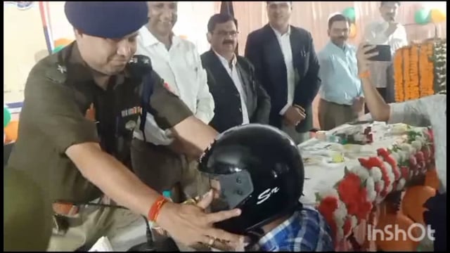 यातायात दिवस टैंक चौराहा मथुरा में मनाया गया यातायात माह का शुभारंभ एसपी डीएम द्वारा फीता काटकर किया गया