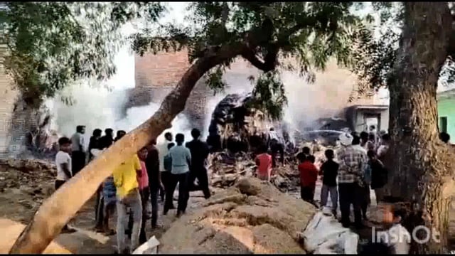 मथुरा के बिलन्दपुर गांव में अज्ञात कारणों से लगी बुर्जियों में आग मौके पर पहुंची फायर ब्रिगेड ने आग पर पाया काबू