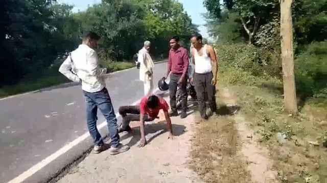 मवेशी से टकराकर बाइक सवार तीन युवक घायल निजी चिकित्सालय में चल रहा है इलाज