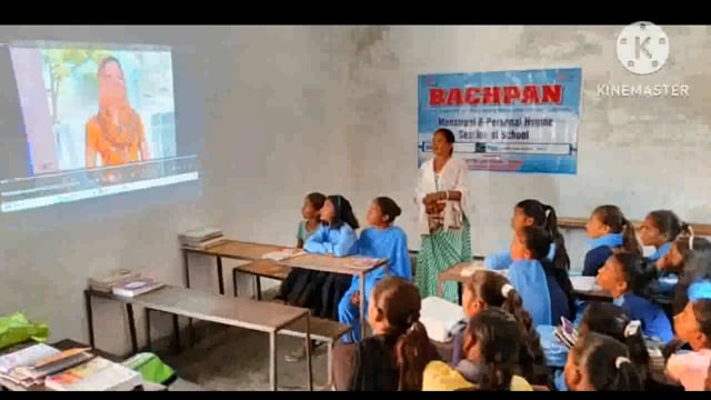 स्वच्छता को लेकर मध्य विद्यालय की किशोरियों को मासिक धर्म की दी गई जानकारी