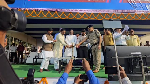 जिले के प्रभारी मंत्री ने आर एम के मैदान में अध्यापकों को औपबंधिक नियुक्ति पत्र का किया वितरण