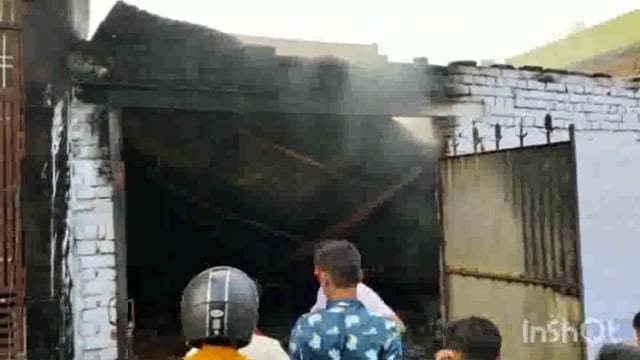 रेडीमेड कपड़े की सिलाई कारखाने में लगी भीषण आग लाखों का सामान जलकर हुआ राख
