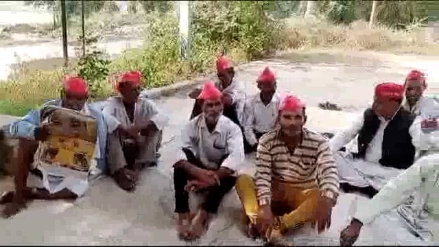 सहकारी समिति ,फौंडर पर डीएपी व यूरिया की किल्लत: किसान धरने पर बैठे 