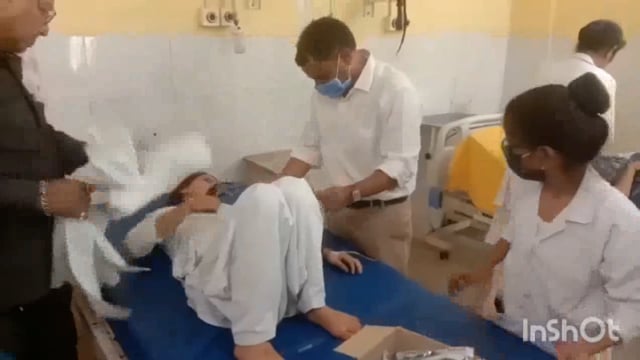 मथुरा सीएमओ कार्यालय में क्लोरीन गैस रिसाव से एएनएम के दो दर्जन छात्र-छात्राएं आये चपेट में दो की हालत गंभीर