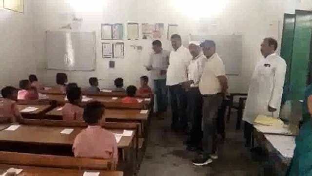 प्राथमिक विद्यालय देवर पट्टी में स्टेट एजुकेशनल एचीवमेंट सर्वे परीक्षा का निरीक्षण करने पहुँचे ब्लाक कोर्डिनेटर प्रवक्ता कमल किशोर यादव