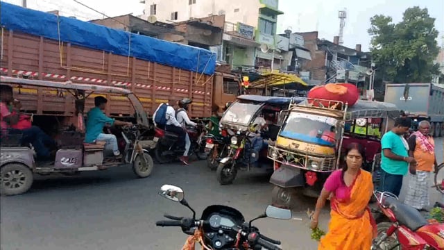 सूरजगढ़ा - बीच बाजार  एन एच 80 सड़क पर ट्रक में खराबी आ जाने के कारण घंटों यातायात बाधित रहा।