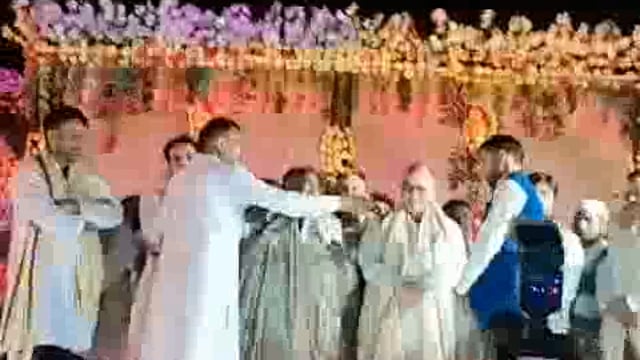 आलापुर रामनगर महुवर के निवासी वरिष्ठ समाजसेवी नीरज मौर्य को पी के चैरिटेबल ट्रस्ट ने किया सम्मानित।
प्रभावती कैलाश पी के चैरिटेबल ट्रस्ट द्वारा सर्वधर्म सामूहिक विवाह कार्यक्रम में विभिन्न क्षेत्रों में सराहनीय कार्य करने वाले समाजसेवियों को सम्मानित करने का काम किया।