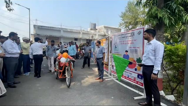जिला पदाधिकारी ने 20 दिव्यांग जनों के बीच ट्राई साइकिल का किया वितरण