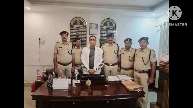 फुल्लीडुमर थानाध्यक्ष सहित पांच पुलिस पदा0 के पदोन्नति पर एसपी ने इंस्पेक्टर का बैच पहनाकर पद, गोपनीयता की शपथ दिलाई 
