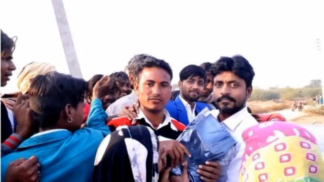 जरूरतमंद तक भोजन कपड़े किताब पहुंचने के लिए बनाई गीतांजलि फाउंडेशन 25 लोगों की टीम बेसहारा लोगों तक पहुंचती है लाभ